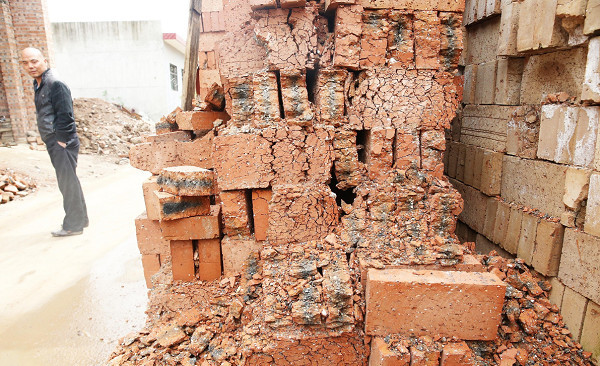 西安一村民家盖房买到"豆腐砖" 脆得像酥饼