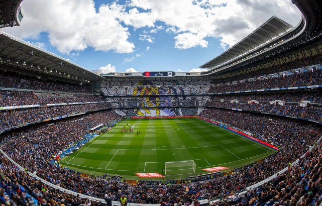 直击-伯纳乌8万人致敬国王c罗 本泽马已成球迷"眼中钉"