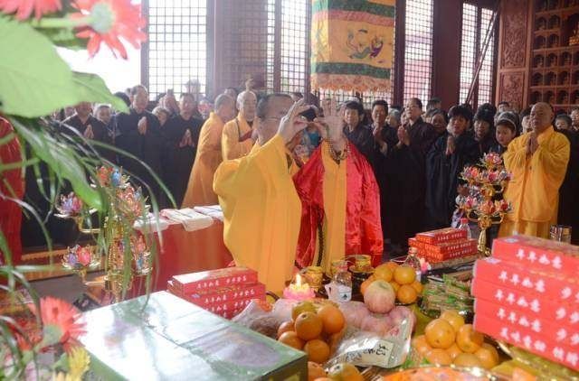 女人去寺庙烧香拜佛有讲究!不懂这4大规矩,不