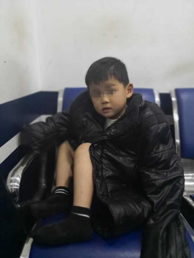 什么情况大半夜一5岁男孩光腿走在国道上