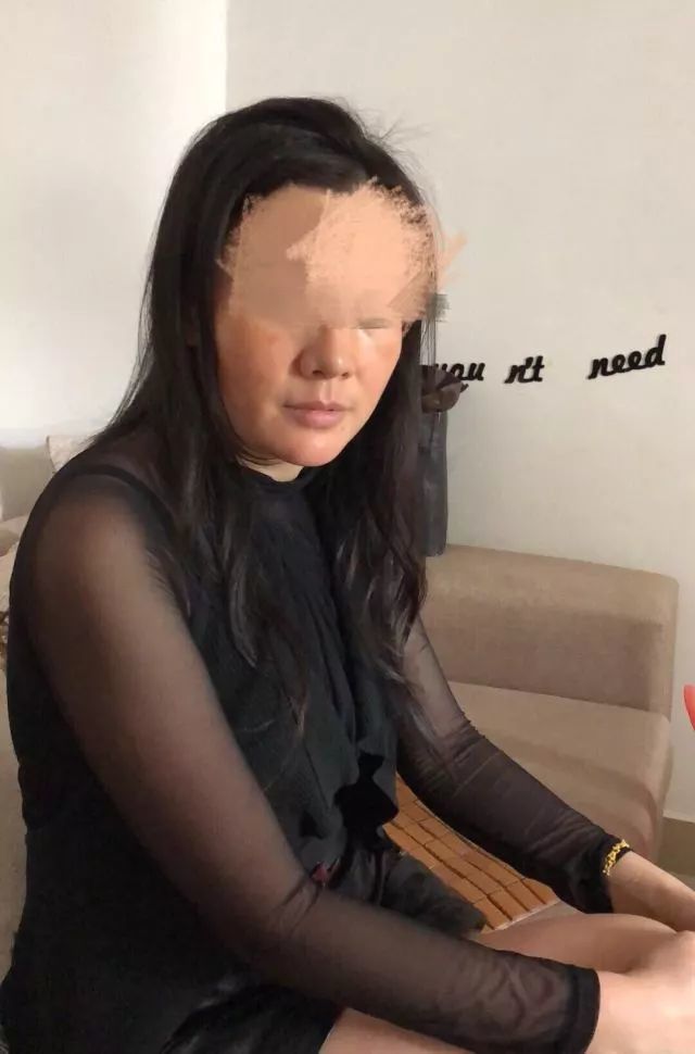 大妈扮90后迷倒男子 照片曝光