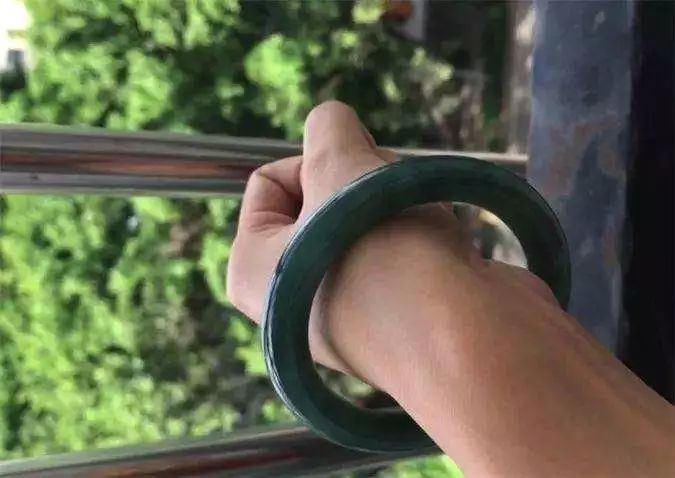 赌石实战一块黑漆漆的翡翠原石切出冰种老油青别有一番风味