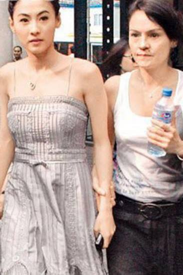 张柏芝|张柏芝被追讨千万，港媒直击其母开网约车谋生，订单惨淡愁容满面