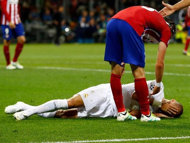 打开腾讯新                    ; 佩佩捂脸飙演技 视频:满地打滚为哪