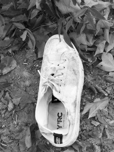 坠楼现场留下一只鞋,小侯哥哥说是他弟弟的. 记者 戴维 摄