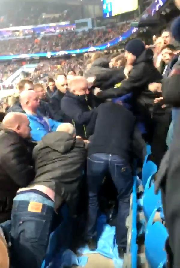 英伦内战再现冲突 曼城球迷看台围殴利物浦死