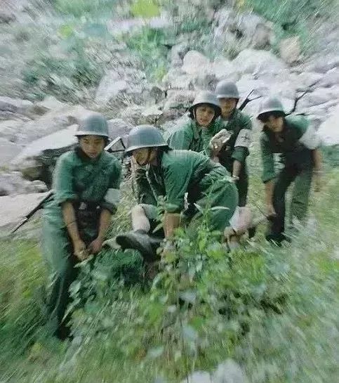 (一代女兵定格在老山前線的青春芳華)在曼棍洞野戰醫院,她參與搶救過