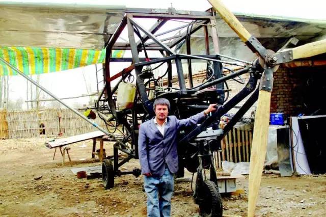 湖北一农民自制飞碟带子女飞上了天飞碟仅重35公斤