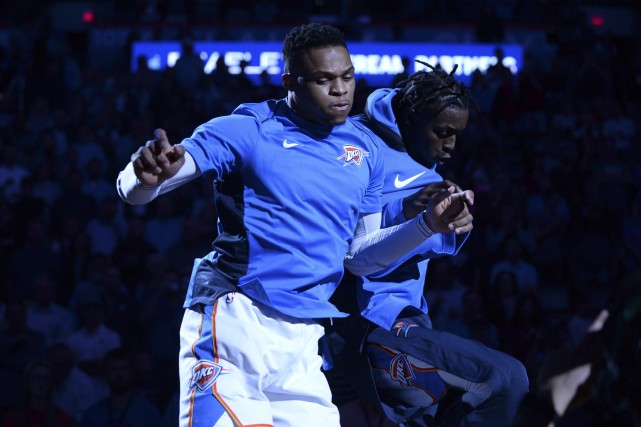 韦少再抢16板将场均三双 否认自己偷队友篮板