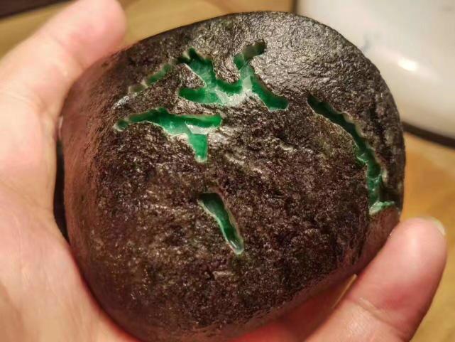 玩赌石就是刺激,手气极好,两个小料开出了帝王绿.值钱呀!