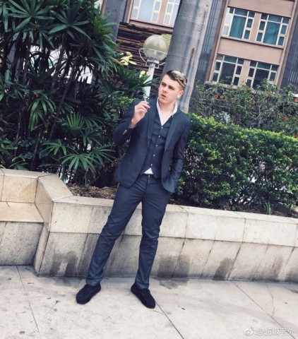 快手网红超级老外被爆染爱滋,他秀报告呛:已