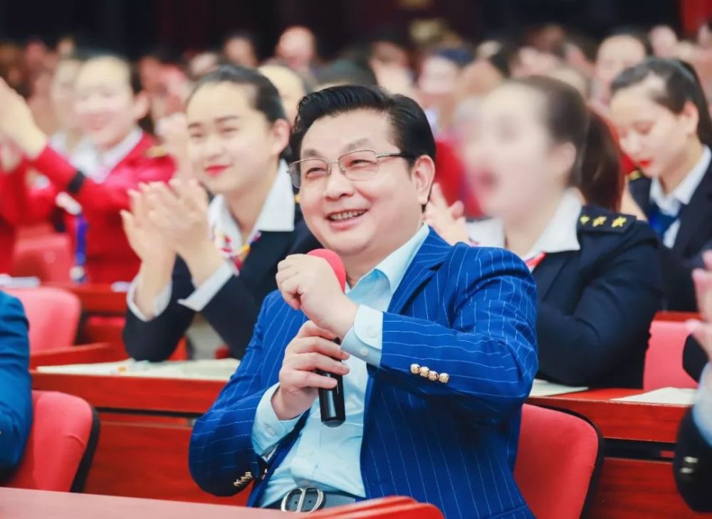 12月5日,上海文峰集团董事长陈浩的秘书白寅发文《秘书眼中的上海文峰