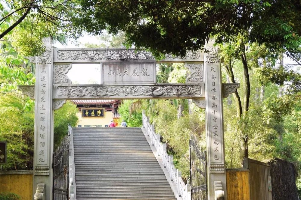 時而豁然開朗,憑欄遠眺,半城景色一覽無餘……大錦山公園大錦山公園