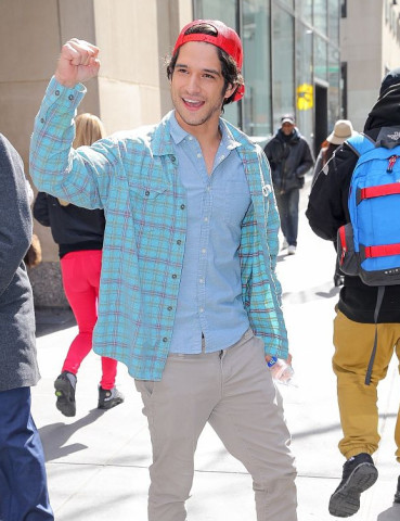 演员泰勒·珀西穿着随意比手势握拳头显青春有活力