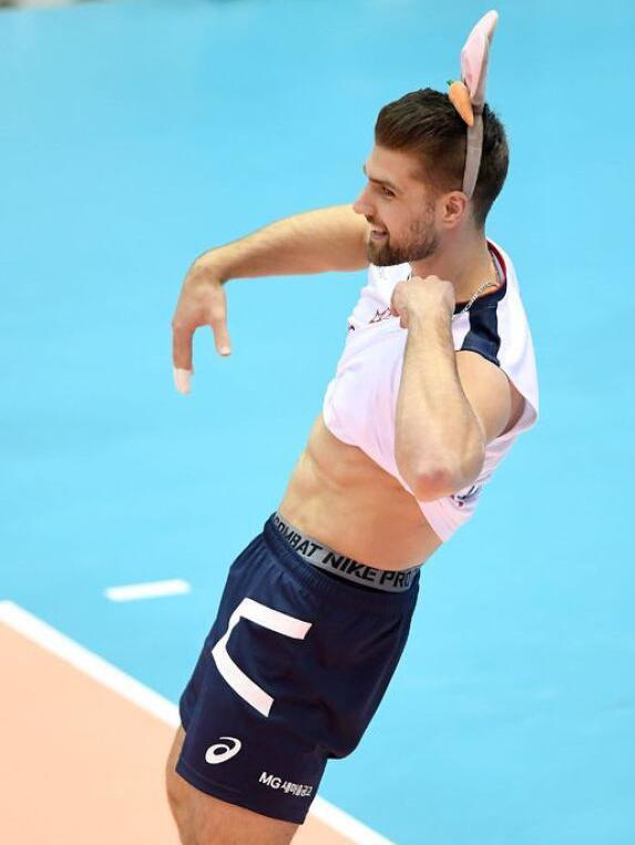 秀腹肌跳热舞兔女郎装扮火遍韩国他就是上海男排第3外援