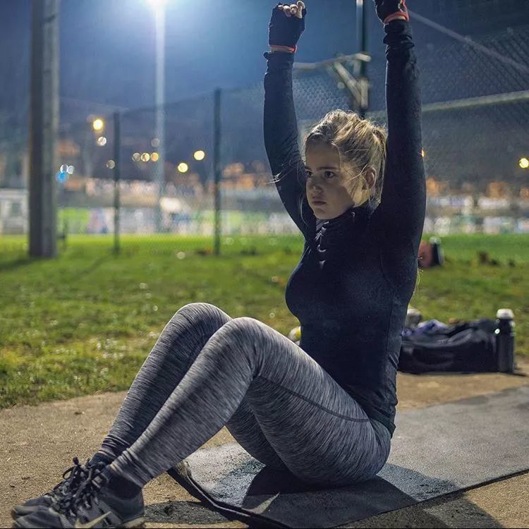 于是在日复一日的坚持和努力中jenny的身材渐渐发生着肉眼可见的变化