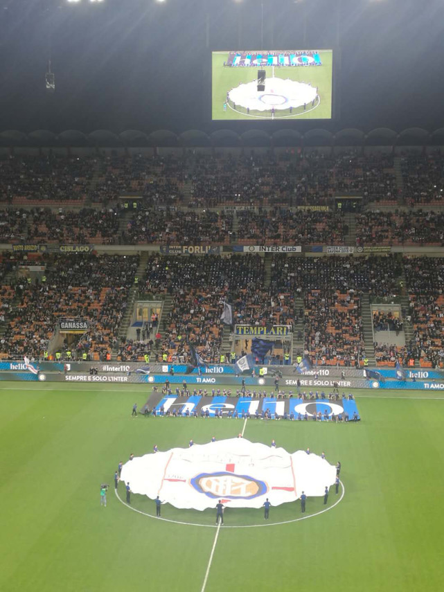 直击-国米飞翼进球献给过世母亲 美女球迷不屑