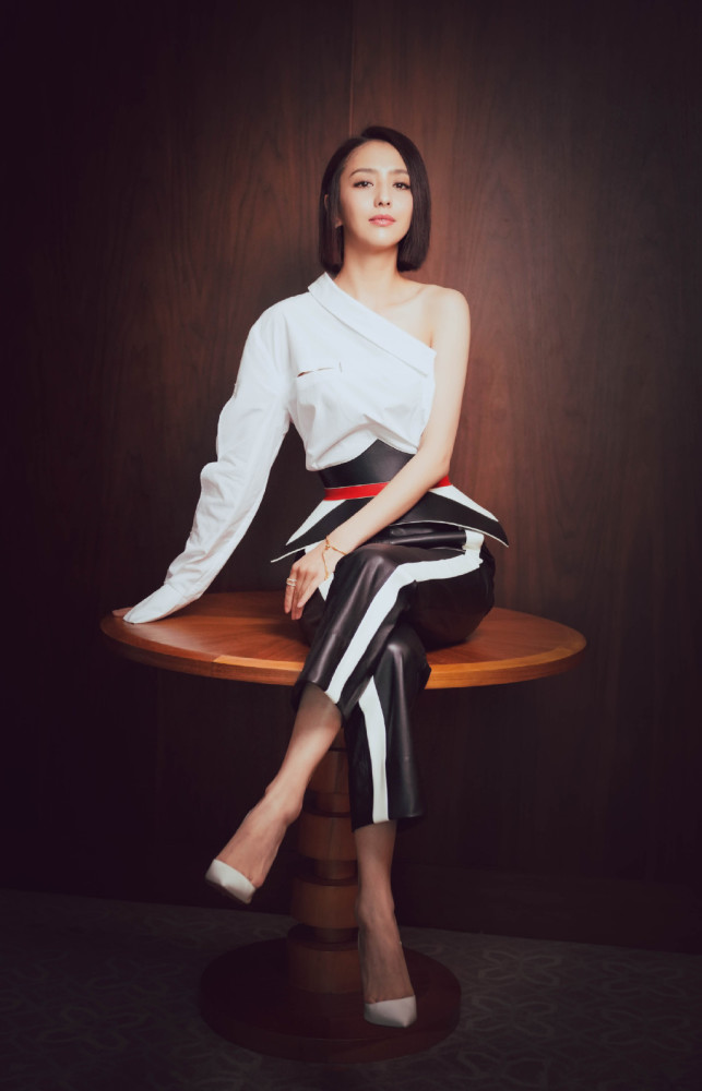 37岁佟丽娅太嫩了,穿白色衬衫戴红樱桃耳环,真不相信她当妈了