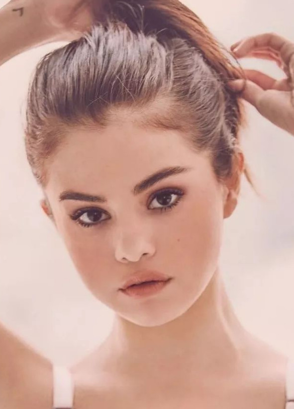 ins 上最火的明星小天后 selena gomez,一张娃娃脸如今变得风情