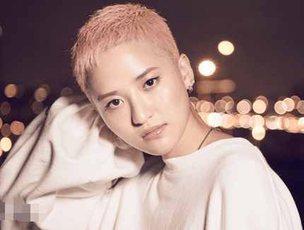 香飘飘奶茶千金身价30亿通过选秀出道剃板寸头比窦靖童还酷炫