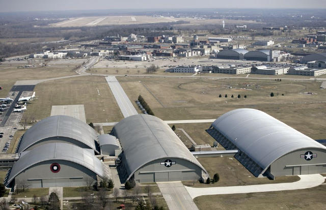 美军基地附近出现神秘ufo?外形酷似科幻战机_军事_军迷说_四月网