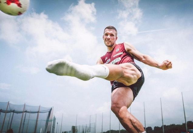 确定将参加超级企鹅足球名人赛,向中国球迷展示他的"大力金刚腿"绝技