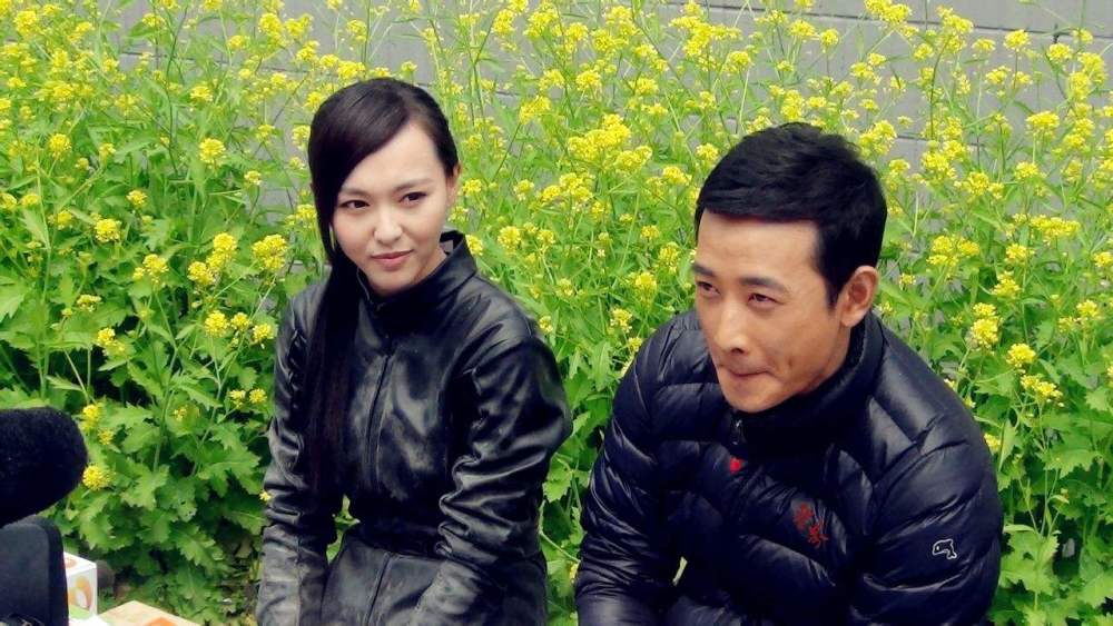 唐嫣|唐嫣与中戏校友孙坚聚餐，罗晋亲自选店超贴心，糖糖产后筷子腿抢镜