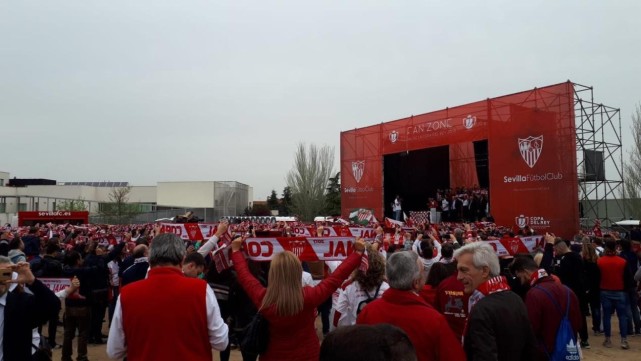 直击国王杯决战-巴萨球迷攻陷马德里 全场掌声