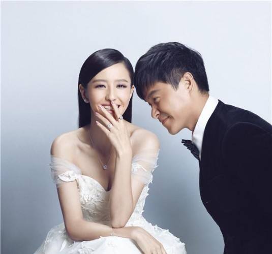 陈思诚|陈思诚深夜探班佟丽娅，身材臃肿显油腻，还为丫丫准备贴心礼物