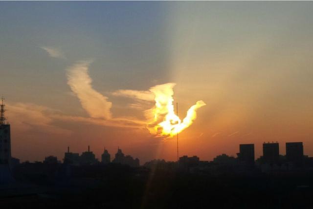 组图:北京天空现"火凤凰"晚霞 网友称美得如此任性