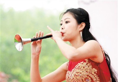 中央音乐学院硕士研究生,接龙吹打传承人姚博文表演《百鸟朝凤》.