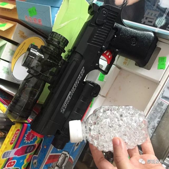 厚街又现小学生热捧水弹枪水弹竟可打穿猪肉片