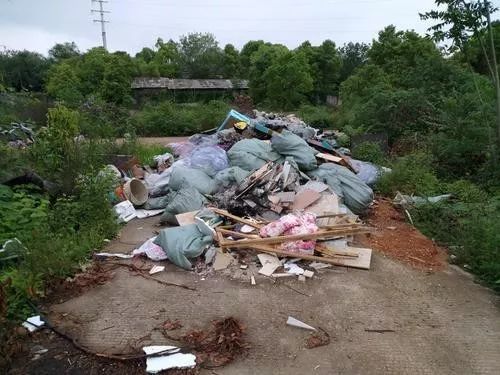 为了处理建筑垃圾,我市大量的渣土车司机,每天和管理部门上演着"猫鼠