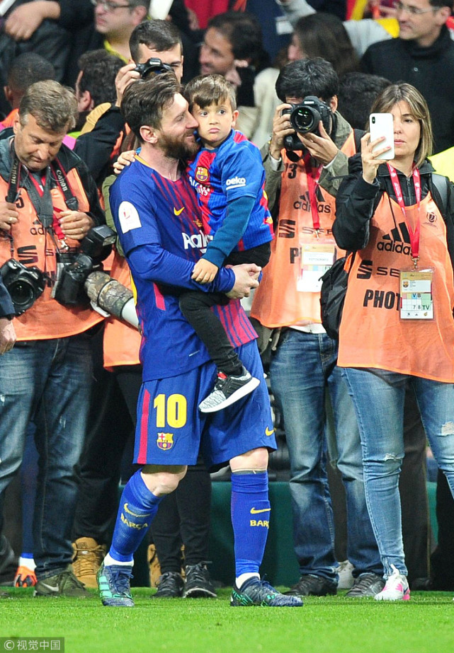 梅西偷吃球场草皮? 传记揭露球王足球路上的趣