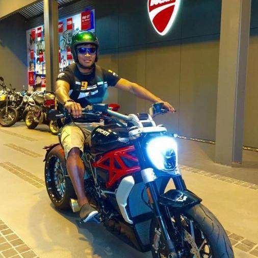 播求执爱摩托车