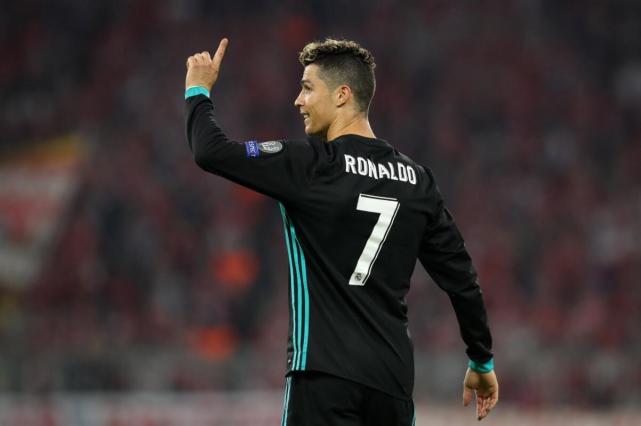 囧哭c罗一脚世界波轰向角旗杆把自己都吓着了