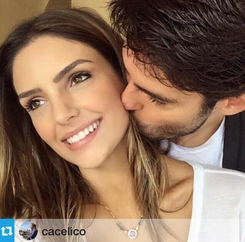 复合卡卡与前妻同秀亲吻照