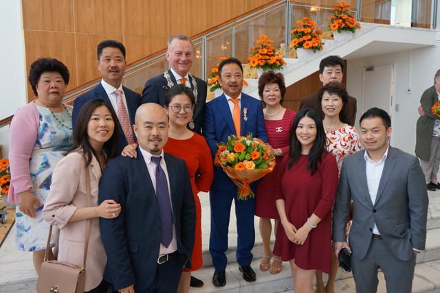 荷兰王室给他颁发了勋章 这位温籍华人了不得