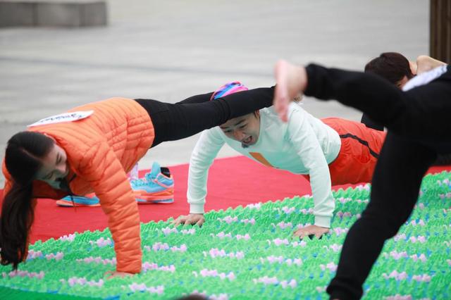 跑男baby指压板叠罗汉被虐惨