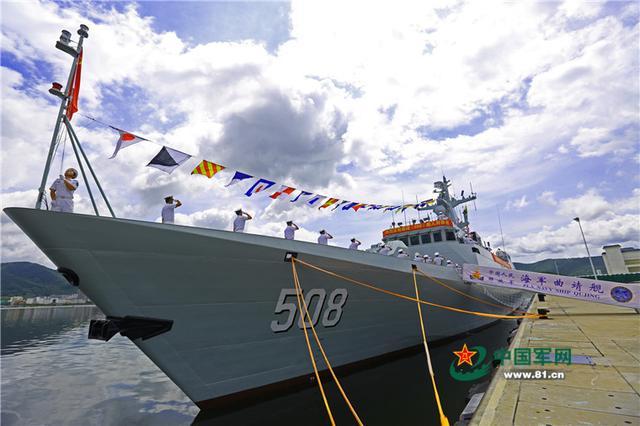 6月8日,海军曲靖舰入列命名授旗仪式在三亚某军港举行.薛成清摄