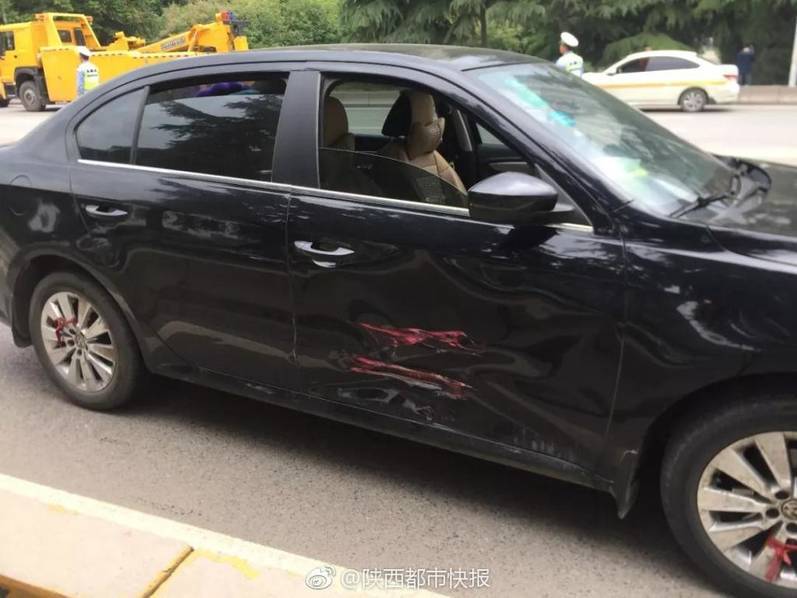 西安公交车失控向前冲 致18车相撞