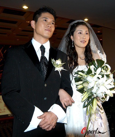 前篮球运动员2003年12月,把青春都奉献给中国排球事业的赖亚文出嫁了