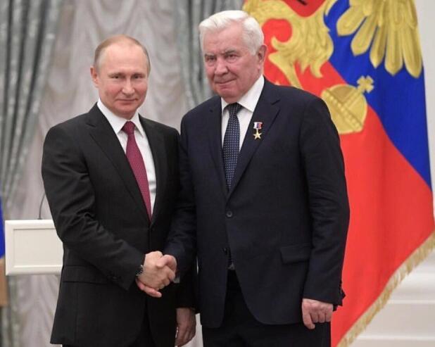 普京授80岁卡尔波利劳动英雄奖章 巴西传奇自