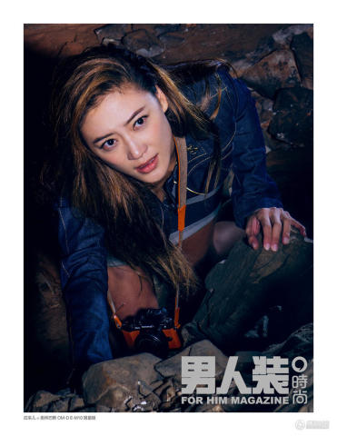 伊一,近日化身探险girl,携手陈赫登上了《男人装》的1月镜像电影封面