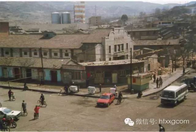 上个世纪的那些老房子 都在岁月斑驳里被拆了 那些熟悉的街道都变了