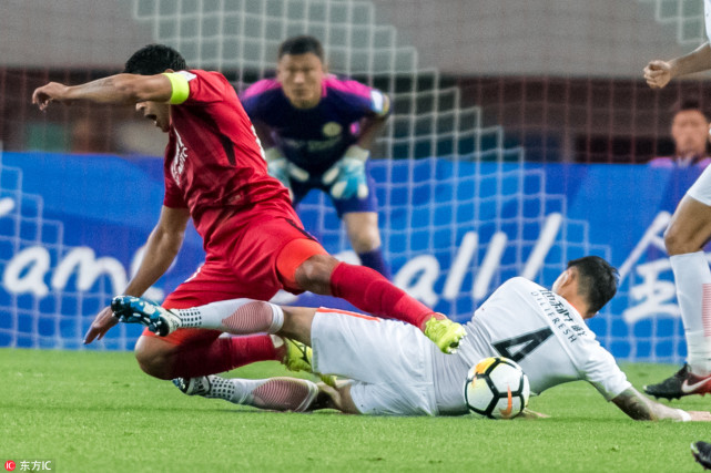 GIF-颜骏凌两扑点球上港进八强 双方比赛动作