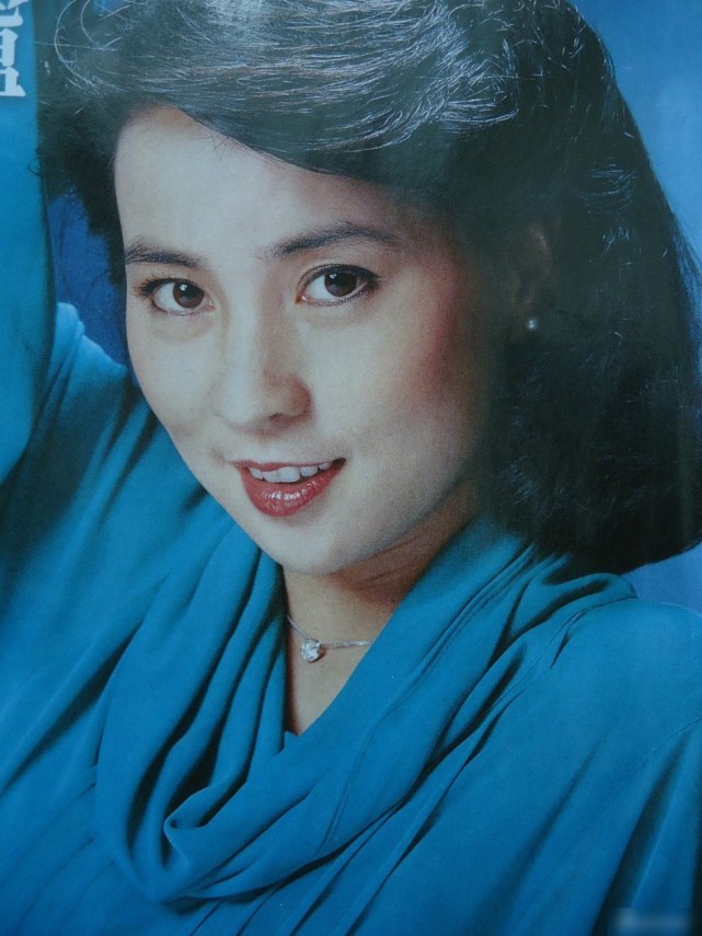 打开腾讯新闻,查看更多图片>1982年凌凤娇也是和成龙秘密完婚,对于这