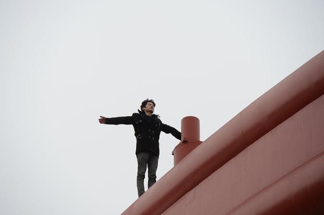 组图:广西男子因感情问题跳桥 母亲跪地乞求