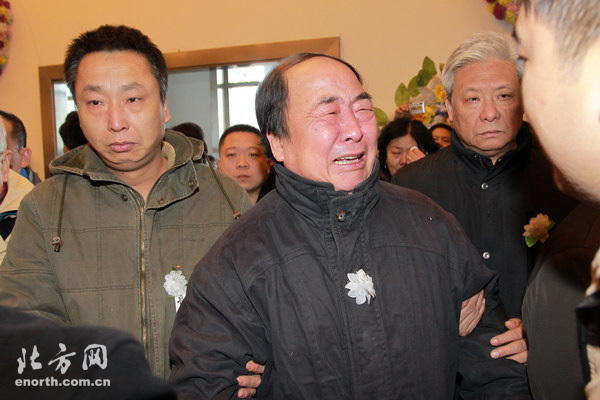 国君等青年后辈也到场向先生鞠躬致哀,常宝霆的家人代表常贵田,常贵德