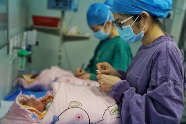 助产士不只帮助生孩子,宝宝出生半小时就要做这么多事儿